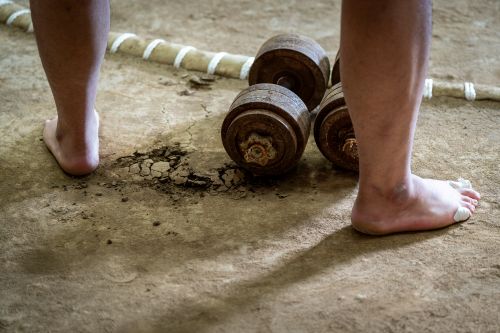 two bare legs with weights in between